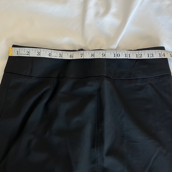 Banana Republic black lined stretch skirt, size 2, side zipper, slit in back - Picture 4 of 10